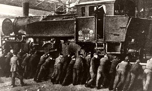 Dampflokomotive 91 572 im Reichsbahn-Ausbesserungswerk